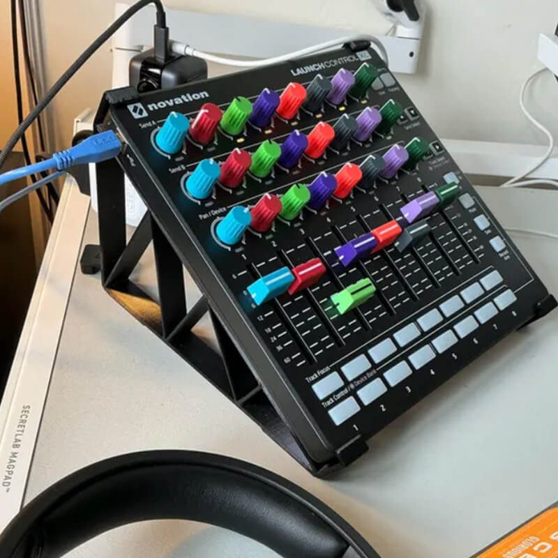 3 Novation LaunchControl XL Mk2 stand