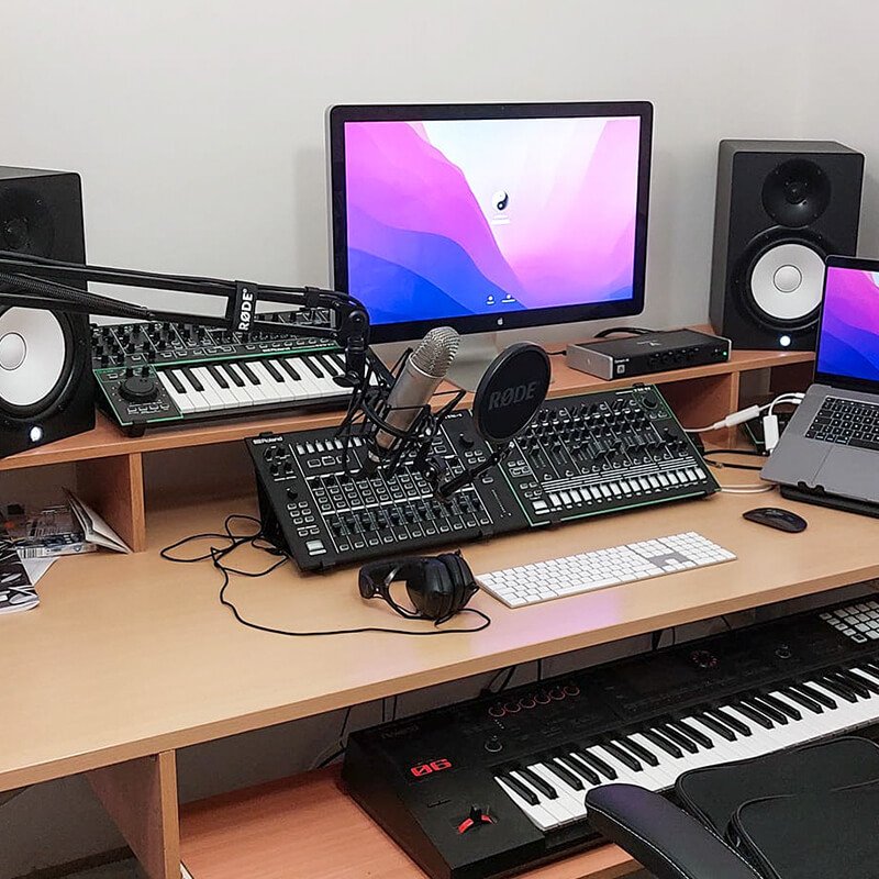 7 Roland Aira mx 1 stand studio desk